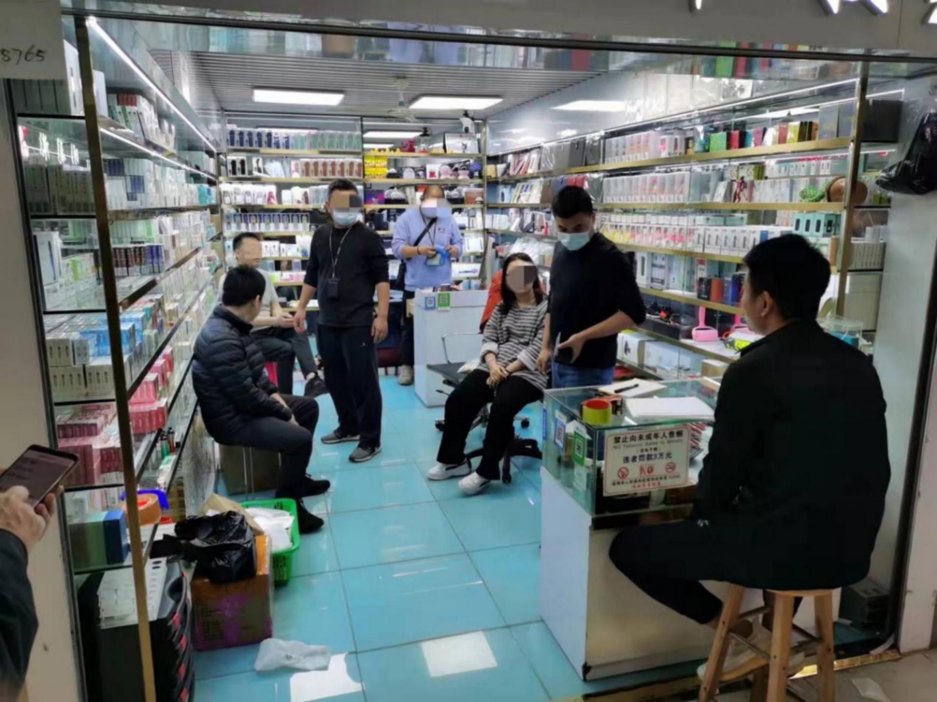 微商“低价*子烟电**”可能是假货！深圳捣毁华强北一处售假窝点