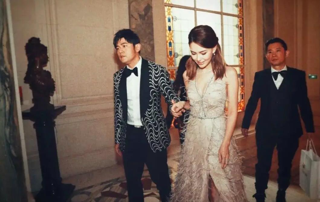 昆凌靠周杰伦成为明星,中专毕业的昆凌为何被周杰伦独宠