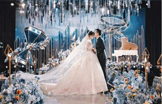 网游婚庆师月入3万好做吗？从业者：搭建舞台、司仪、摄像要全包