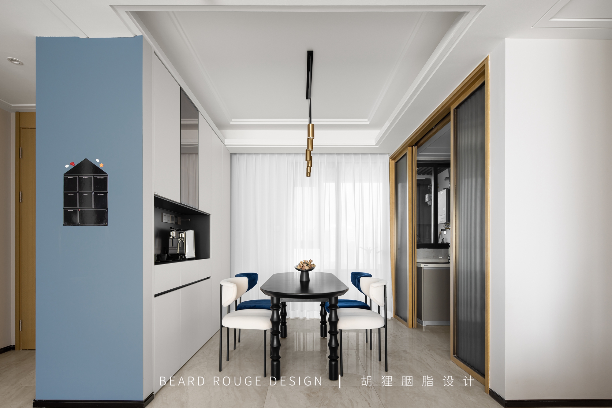 克莱因蓝撞色卫衣女,字母白克莱因蓝撞色羽绒服