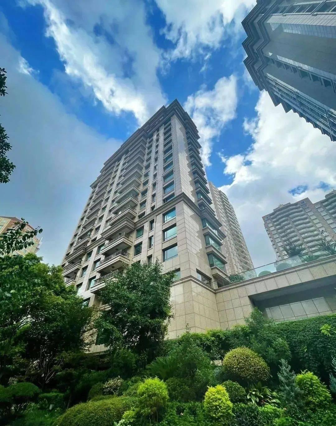 上海一33岁太太，在封闭阳台上砌了几块砖，花坛、鱼池全都有了