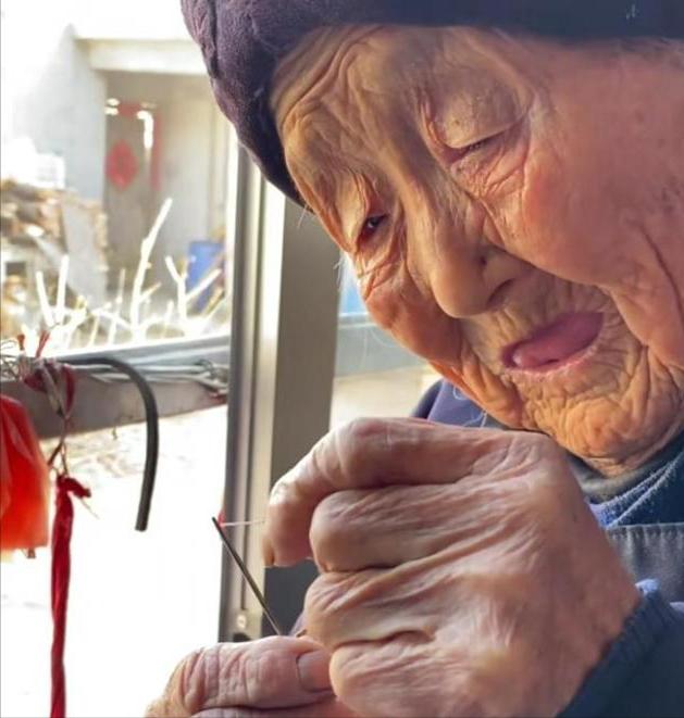 70岁儿子给100岁妈妈送拐杖,七旬老人送102岁母亲拐杖