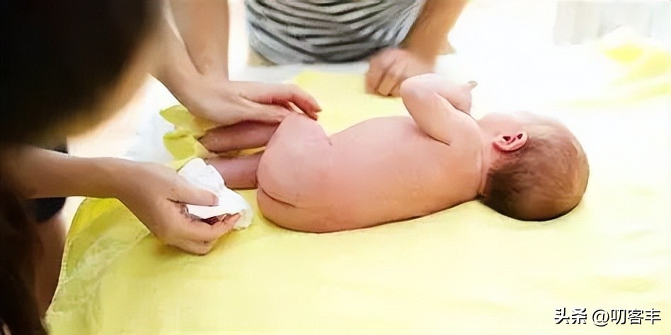 新生儿满月一天几次大便,新生儿20天大便几次