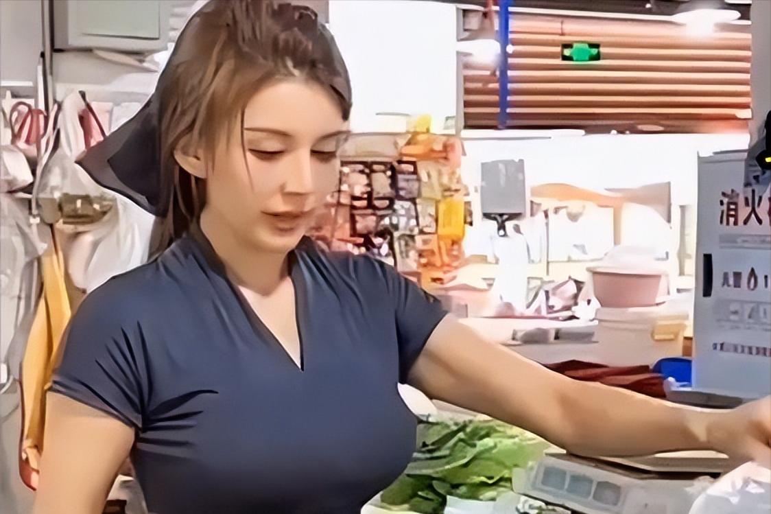 大妈摆摊卖菜生意火爆,农村妇女摆地摊卖菜一个月的收入