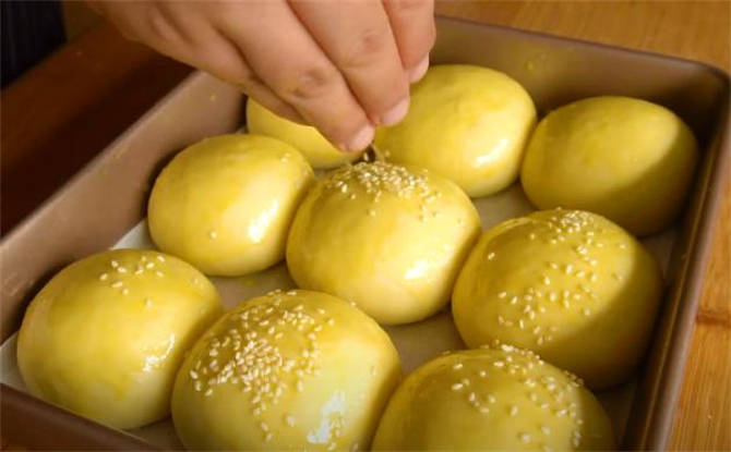 鸡蛋牛奶早餐饼教学 (早餐面包牛奶鸡蛋教程)