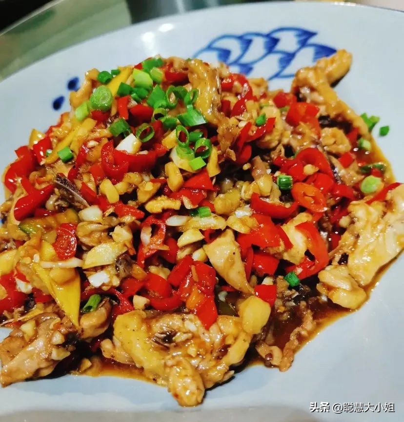 一场烟花登顶热搜！满城美食火成顶流，这座夏日小城太宝藏了！