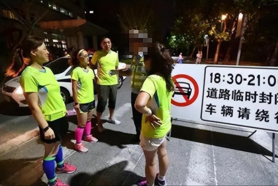 暴走团踢护栏后续,暴走团变打砸团