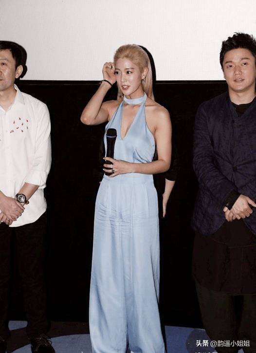 克拉拉穿运动裤 (克拉拉穿着露脐装)