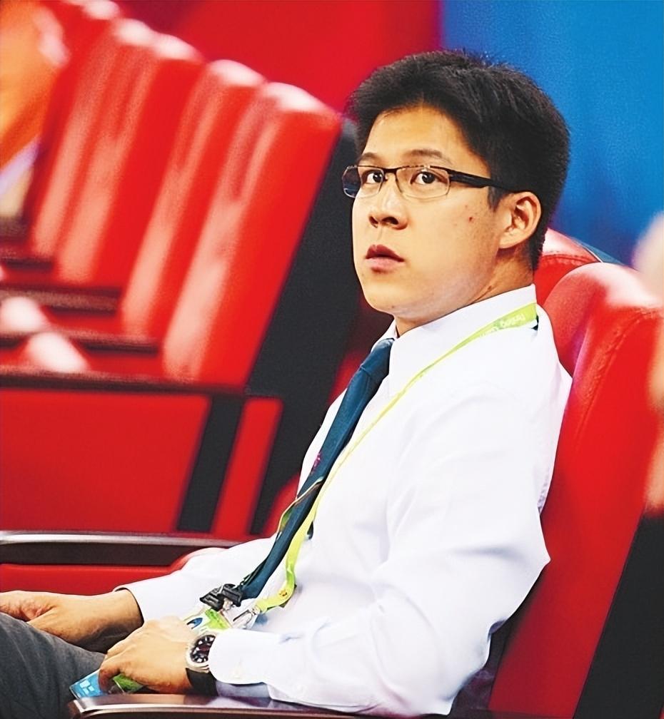 郭晶晶晒庆生视频,郭晶晶帮老公整理衣服