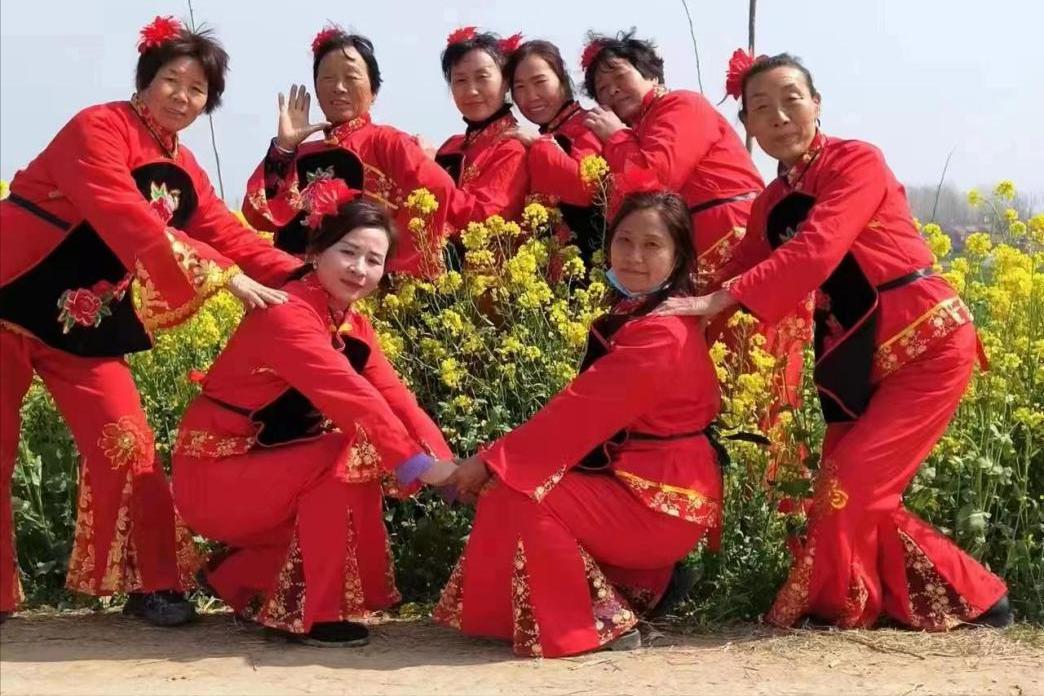 村里有个姑娘叫小芳,村里有个姑娘叫小娟