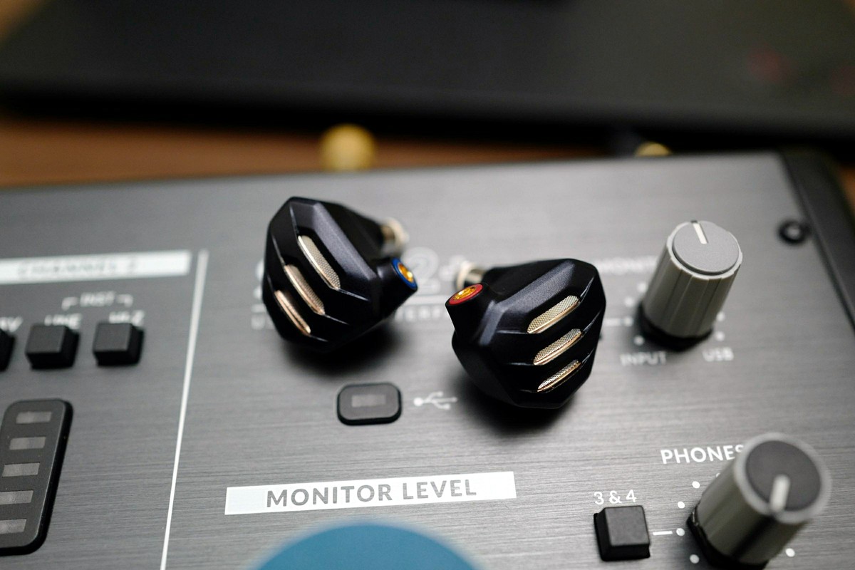 飞傲fh9和7s哪个性价比高,飞傲fa9和fh7s哪个好