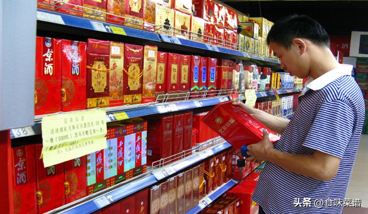 众多韩国游客涌向中国，说是旅游，走时包中却装满白酒，啥情况？