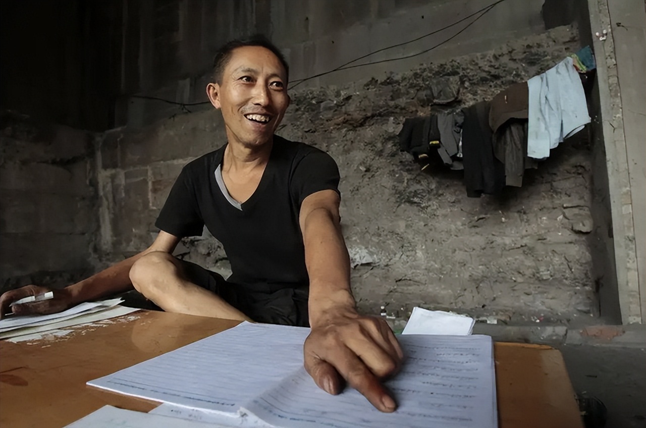 遂宁男子十年蜗居桥洞研究彩票,四川老汉研究彩票住桥洞