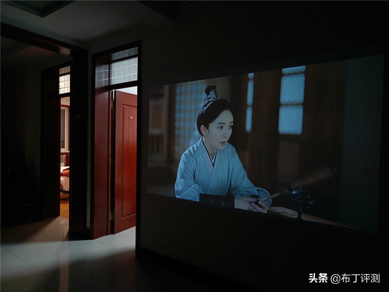 买大屏电视机还是买智能投影,投影机和液晶电视哪个比较实用