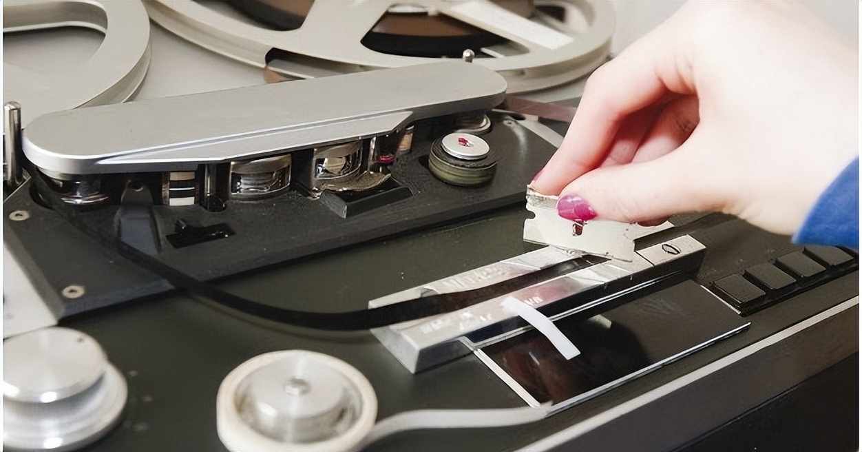 牛皮纸包书、电视不灵就猛拍，这些“中年人绝活”，你会几个？