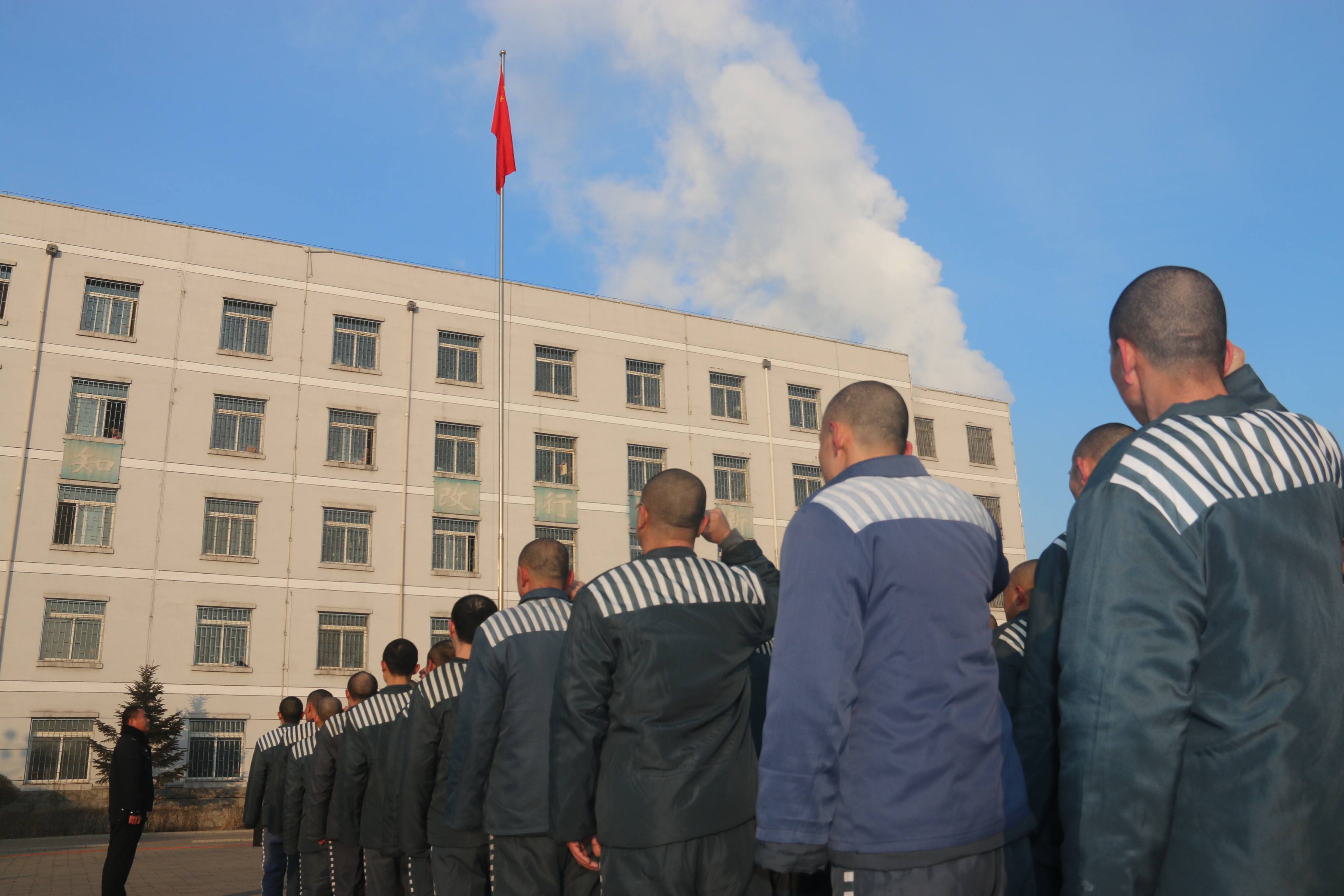 死囚偷偷将零件藏裤兜，狱警大喝：你干啥？2012年法院通知：减刑