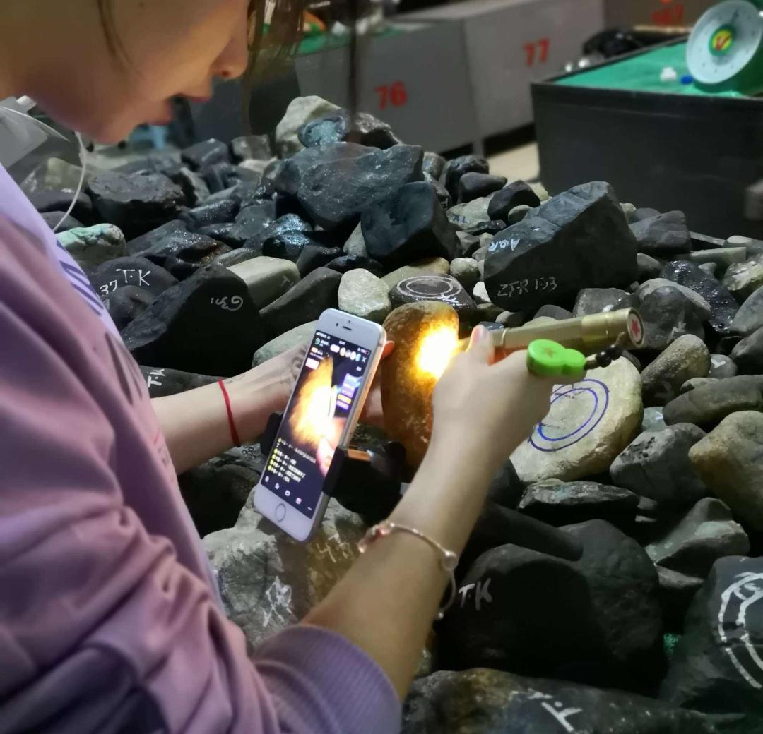 直播间买几十块钱的翡翠是真的吗,直播间翡翠卖几十块是真的吗