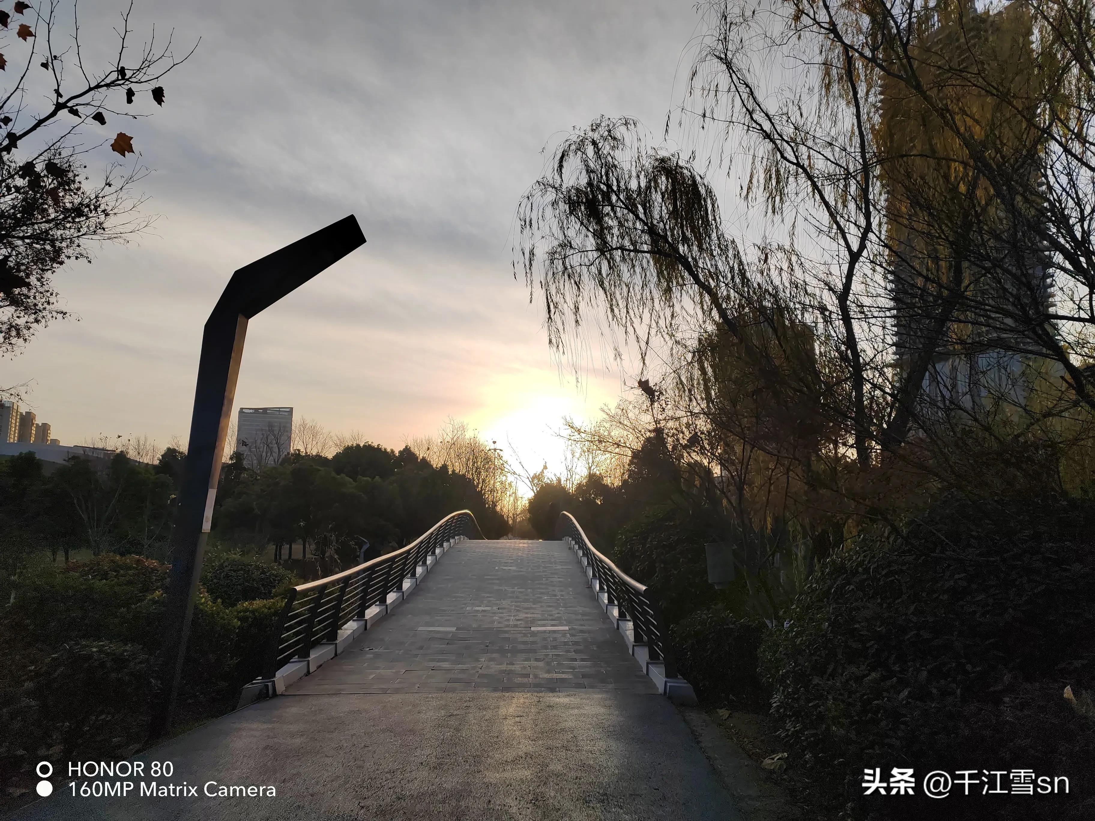 寂寞的跑道,孤独的操场