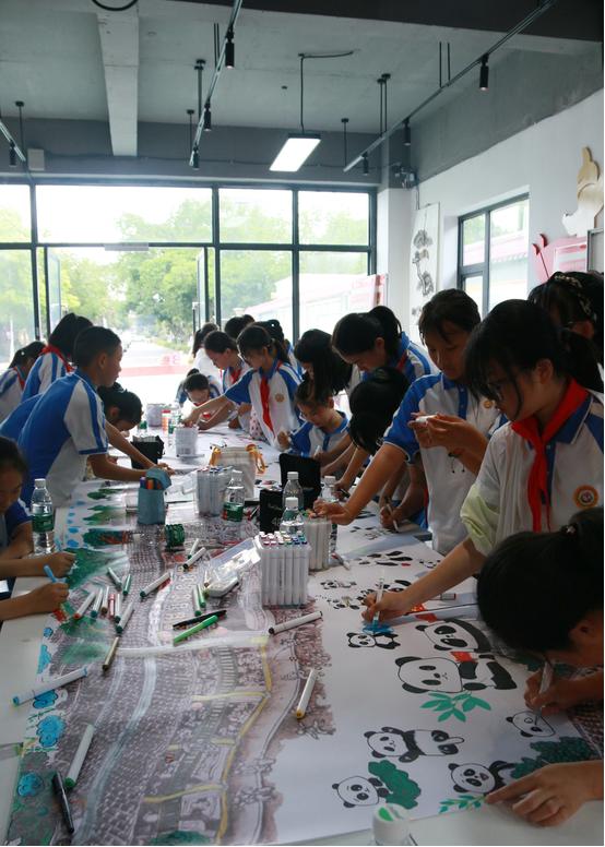 和蓉宝共迎大运!成都龙泉驿区灵龙小学非遗烙画绘大运