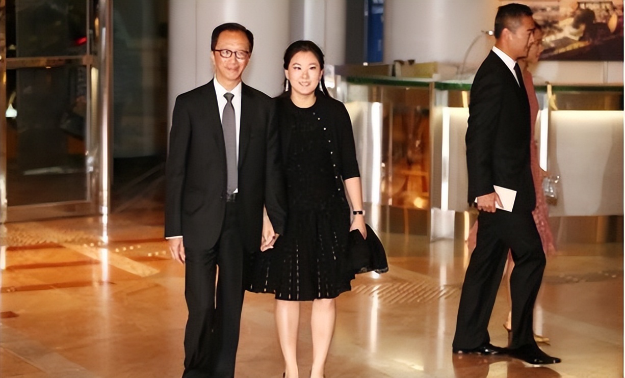 跳水女皇近况曝光,跳水王伏明霞净身出户