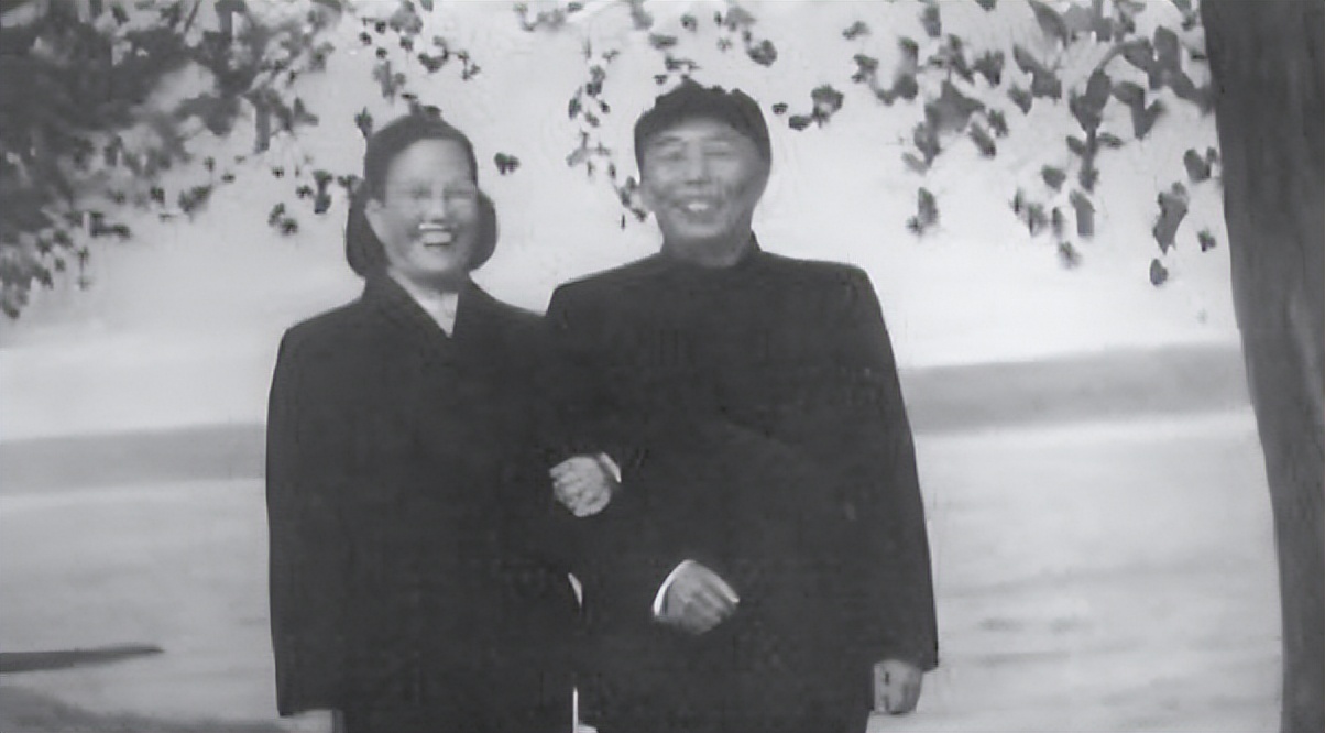 1972年,65岁开国上将迎娶小33岁的小姨子:这是妻子临终前的遗愿