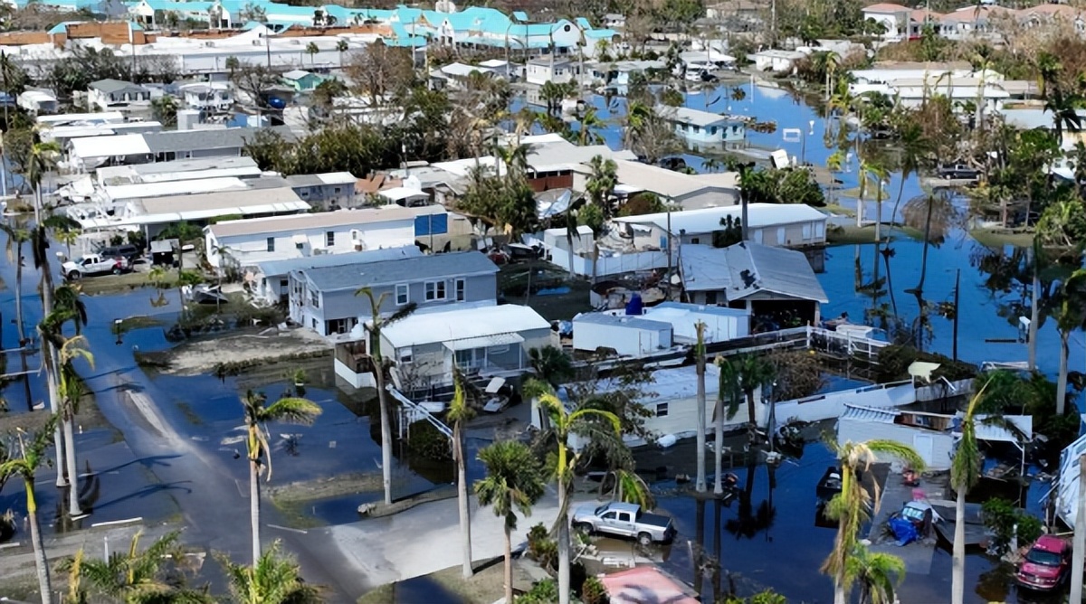 努力解决，设法对付，尽量克服；与（某人）扭打英语怎么说？