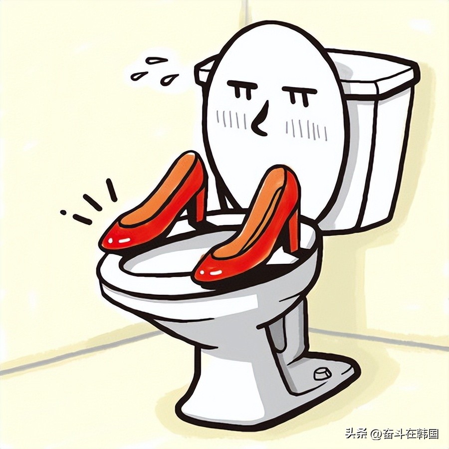 韩网友怒斥脚踩马桶现象：你屁股涂黄金了？公共马桶比你手机干净