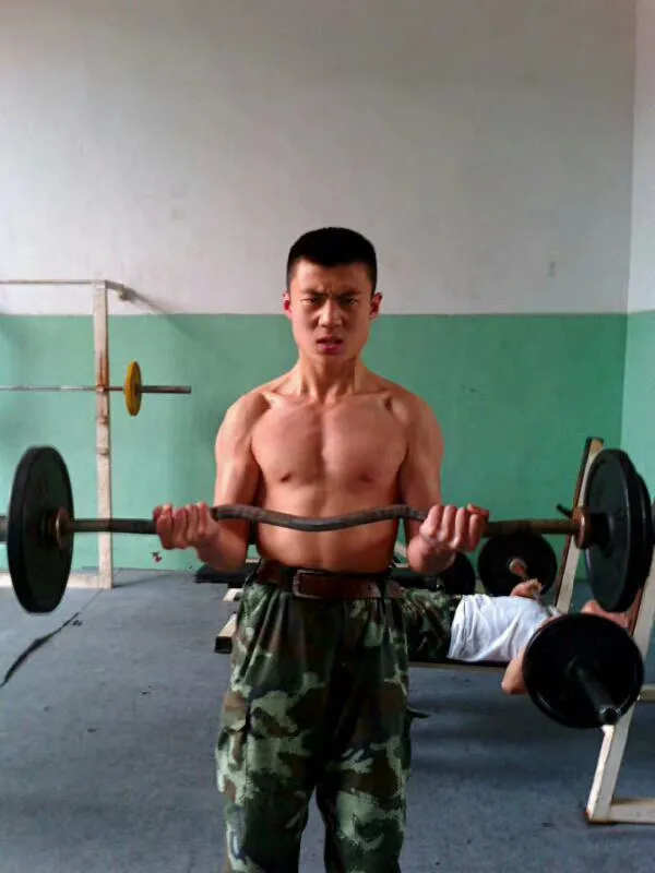 多次自杀未果，靠呼吸机保命，那位高位截瘫的90后消防员咋样了？