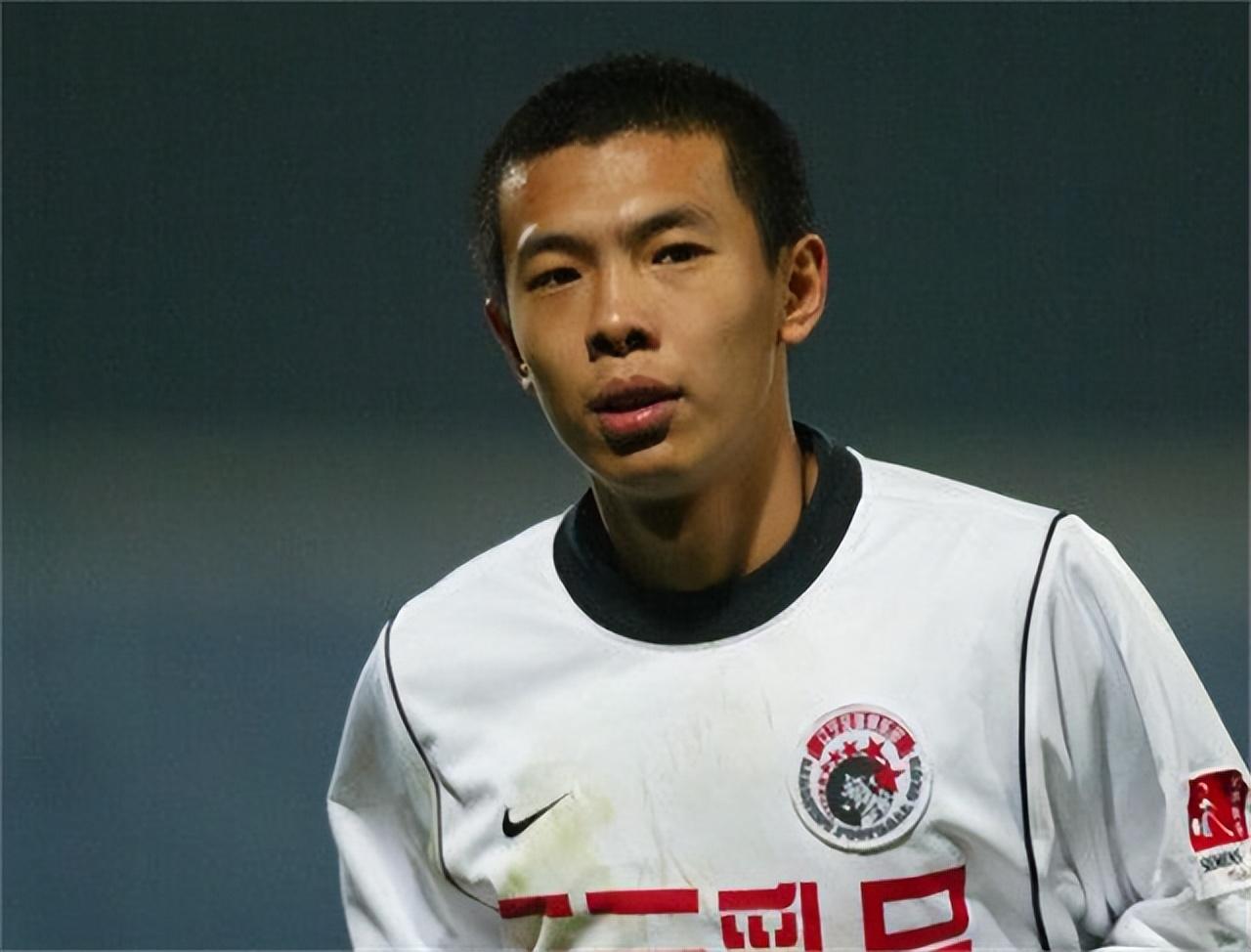 徐亮：中超任意球高手却被赵本山点名训斥，娶三任妻子如今成网红