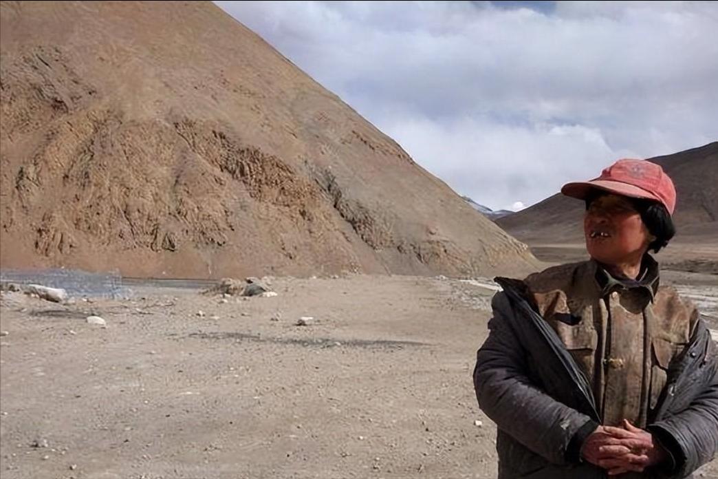 她是“昆仑女神”，住在无人区为来往车辆祈福，称新藏线下埋着人