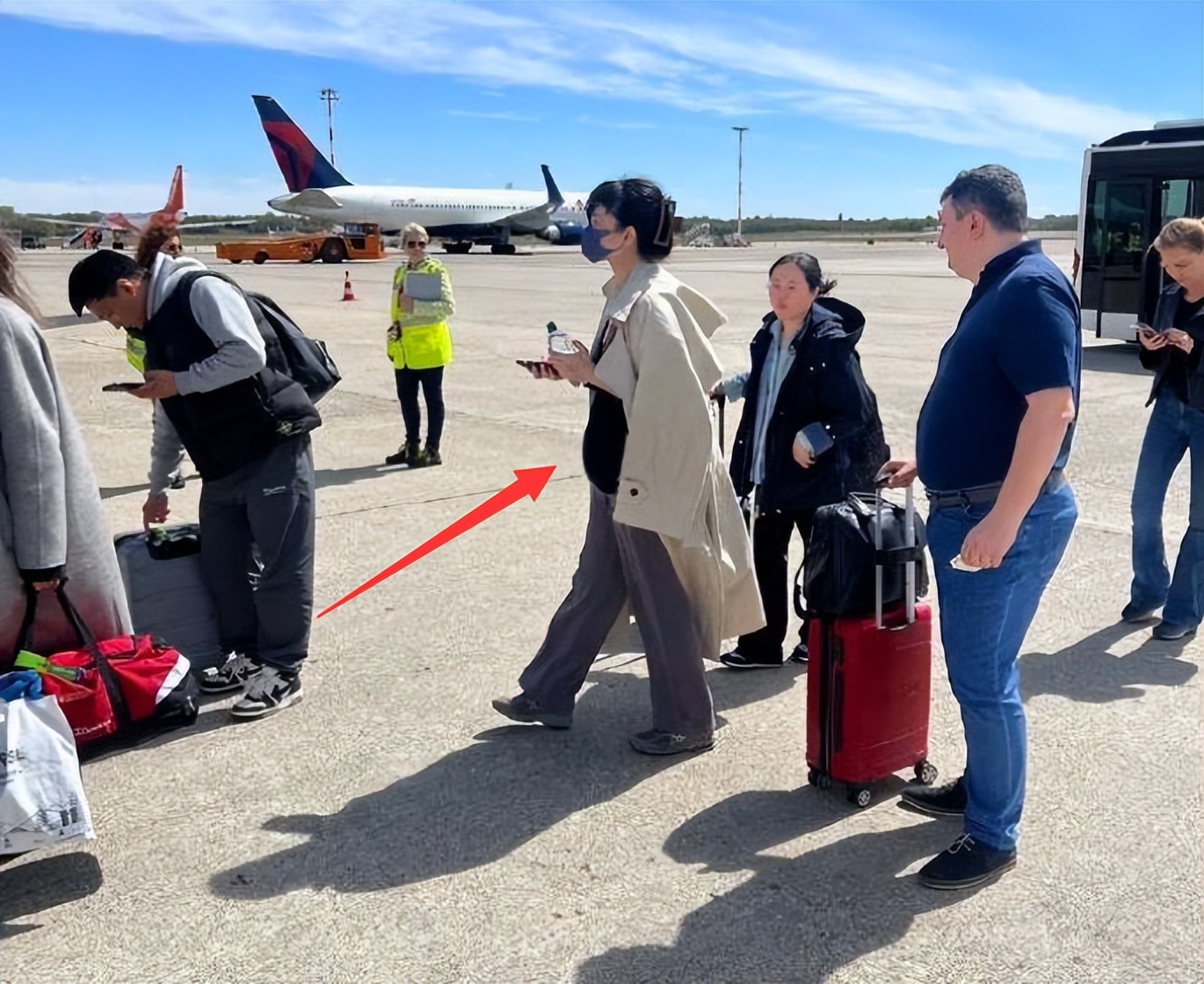 王菲和谢霆锋现身机场,王菲与谢霆锋现身机场