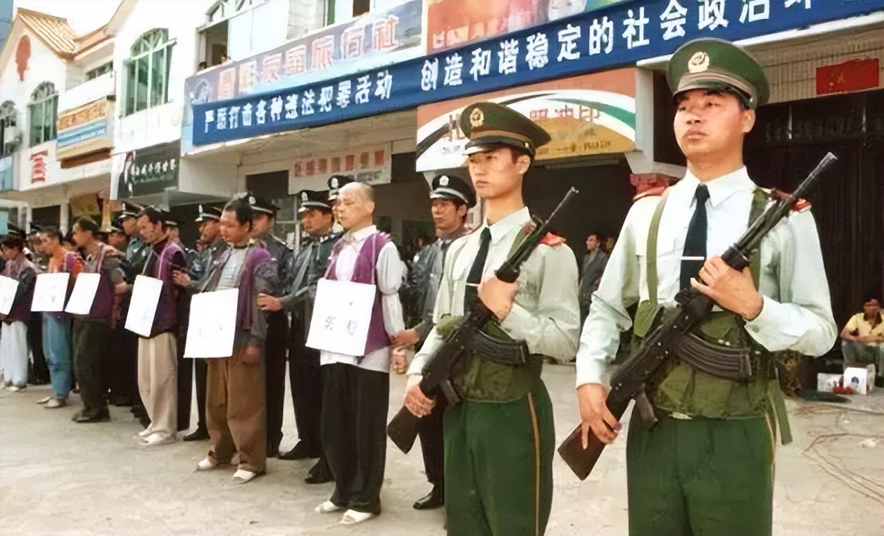 从飞车贼到救火英雄，摩托车究竟还该不该继续禁下去？