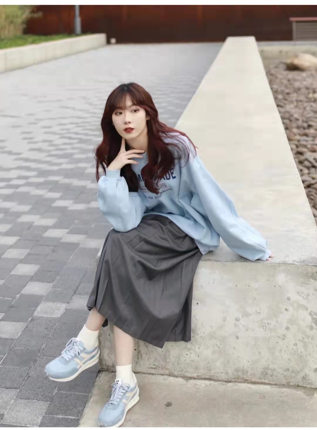 黑色卫衣和灰色百褶短裙搭配图片,灰色百褶裙搭配什么上衣好看