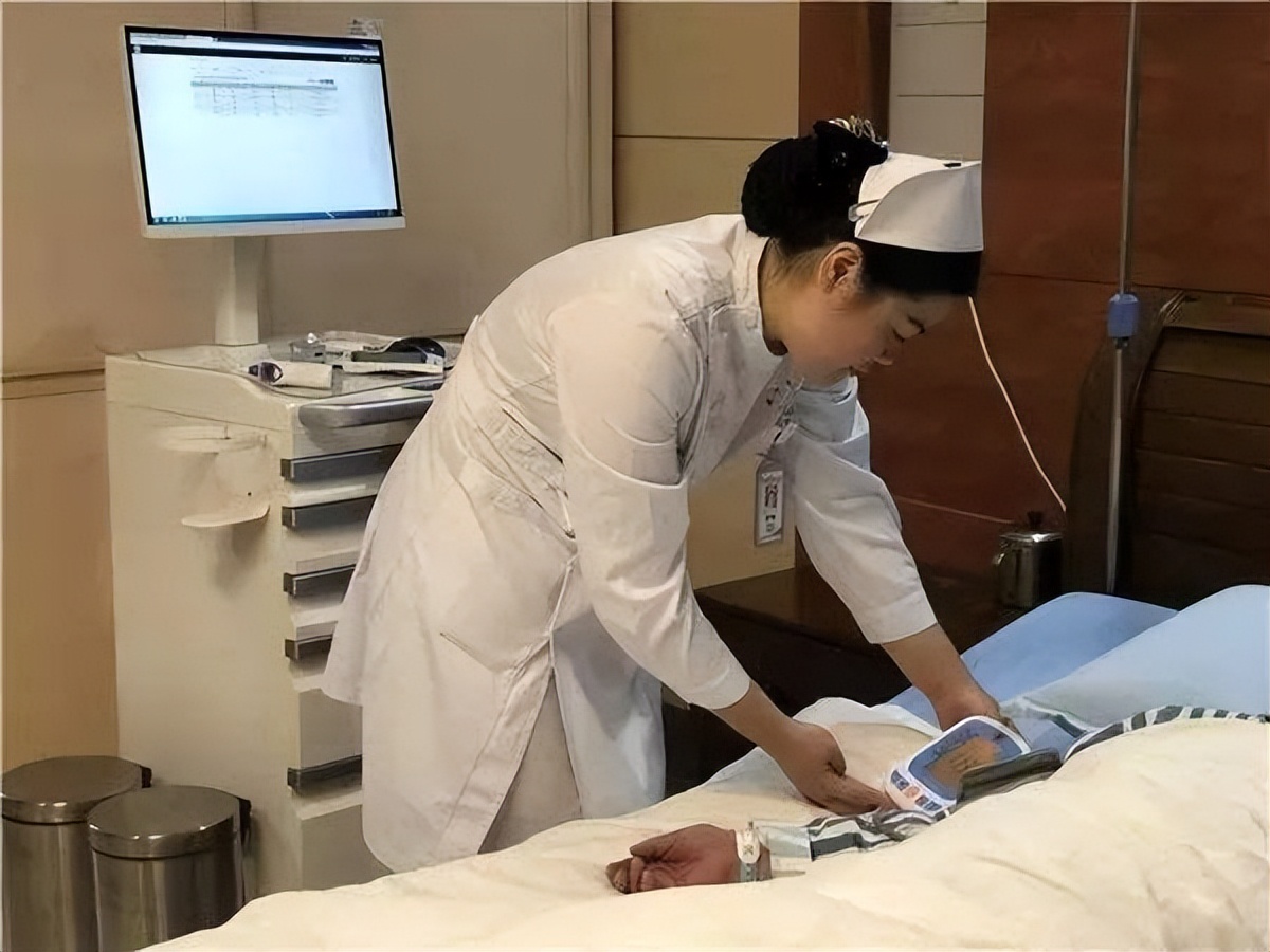 女护士处理男患者隐私部位时，会不好意思吗？听听护士怎么说