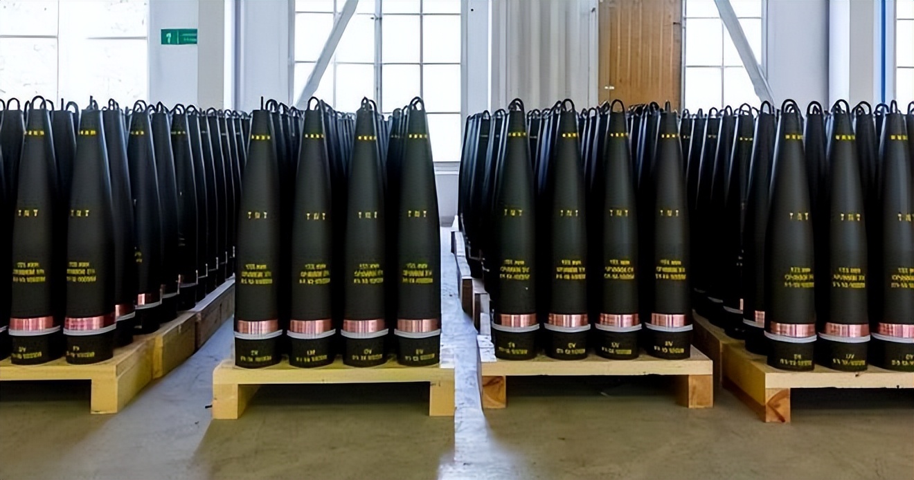 乌军首次使用美国提供的集束炸弹,俄罗斯怎么应对美国的集束弹