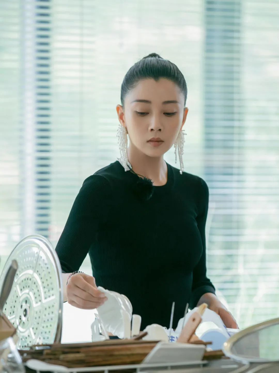 别再披头散发了教你一招秒变女神,今年别再披头散发了三款减龄发型