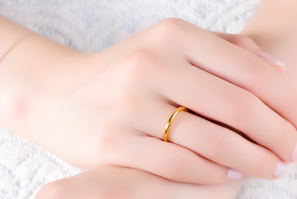 左手钻戒右手黄金戒指一起戴,黄金戒指戴左手还是右手好