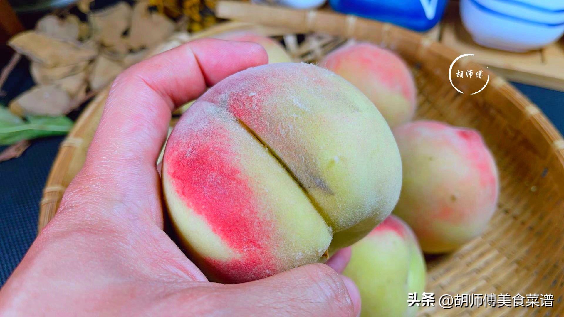 挑选桃子的正确方式,买桃子要买什么样的才甜