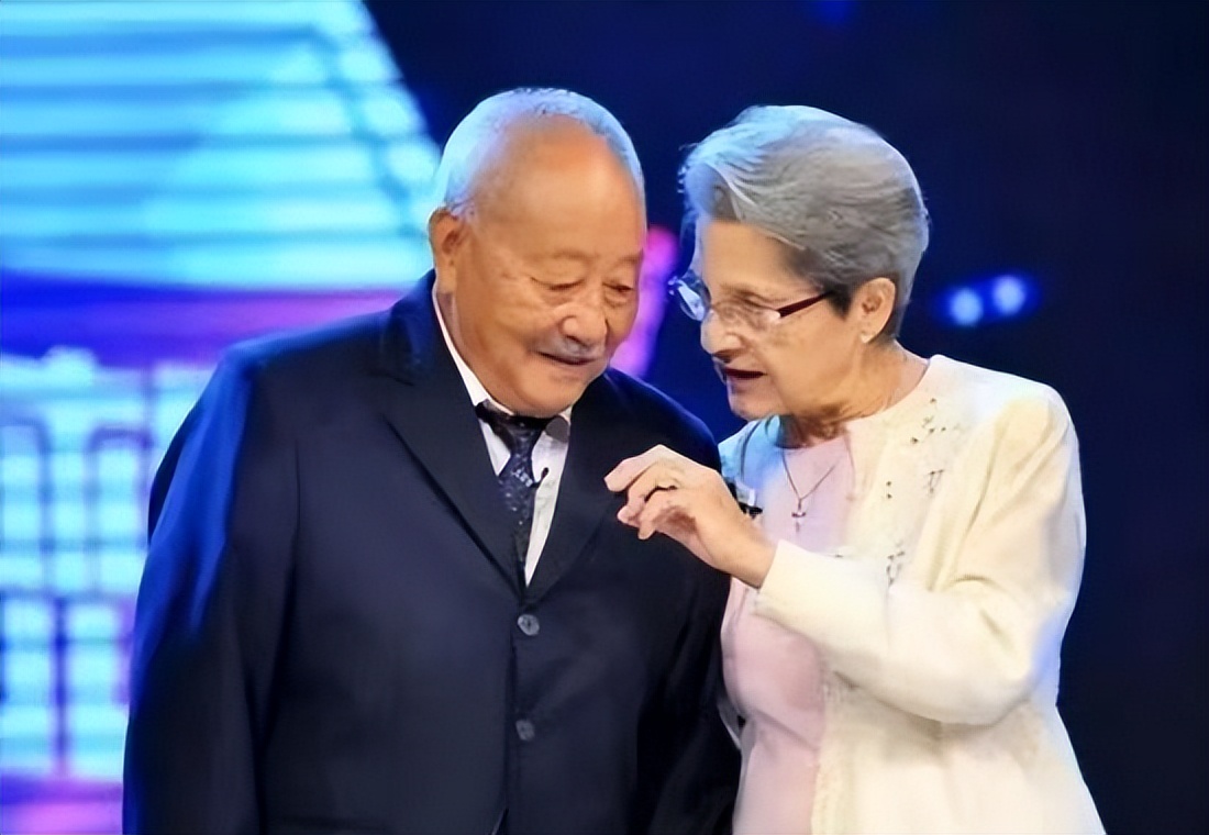 法国老太等中国初恋50年未嫁人,法国姑娘苦等初恋55年