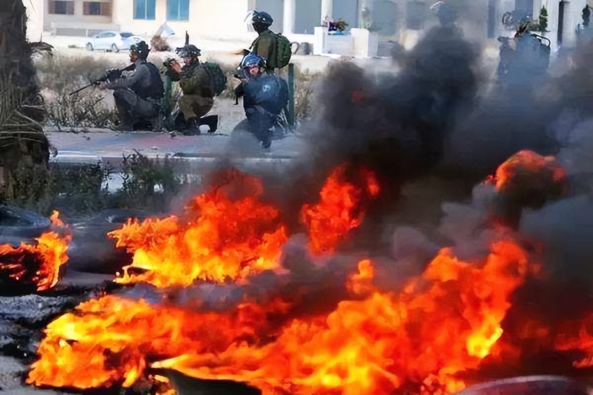 稳准狠！俄报复来的太快了！法记者正直播，俄*弹炸**命中乌武装大楼