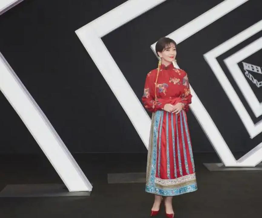 赵雅芝穿白色蕾丝裙配复古礼帽,李若彤和赵雅芝穿马面裙