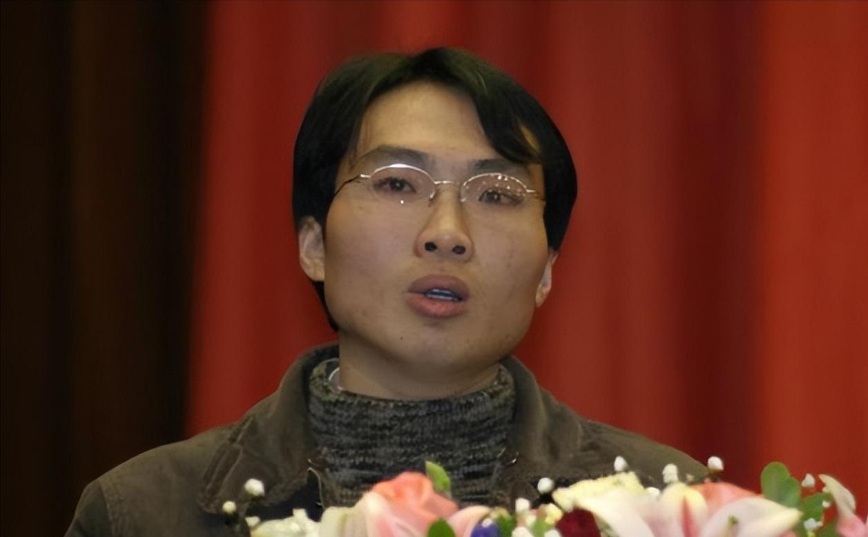 洪战辉12岁独自撑起家庭,洪战辉扛着废品上了火车