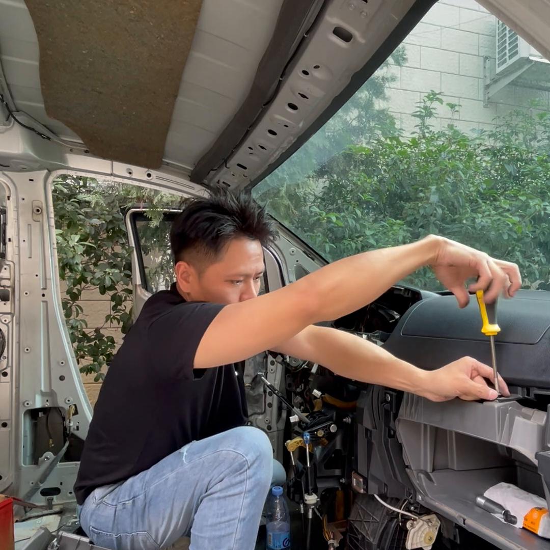 nv200主驾座位拆卸教程,nv200露营车改装视频