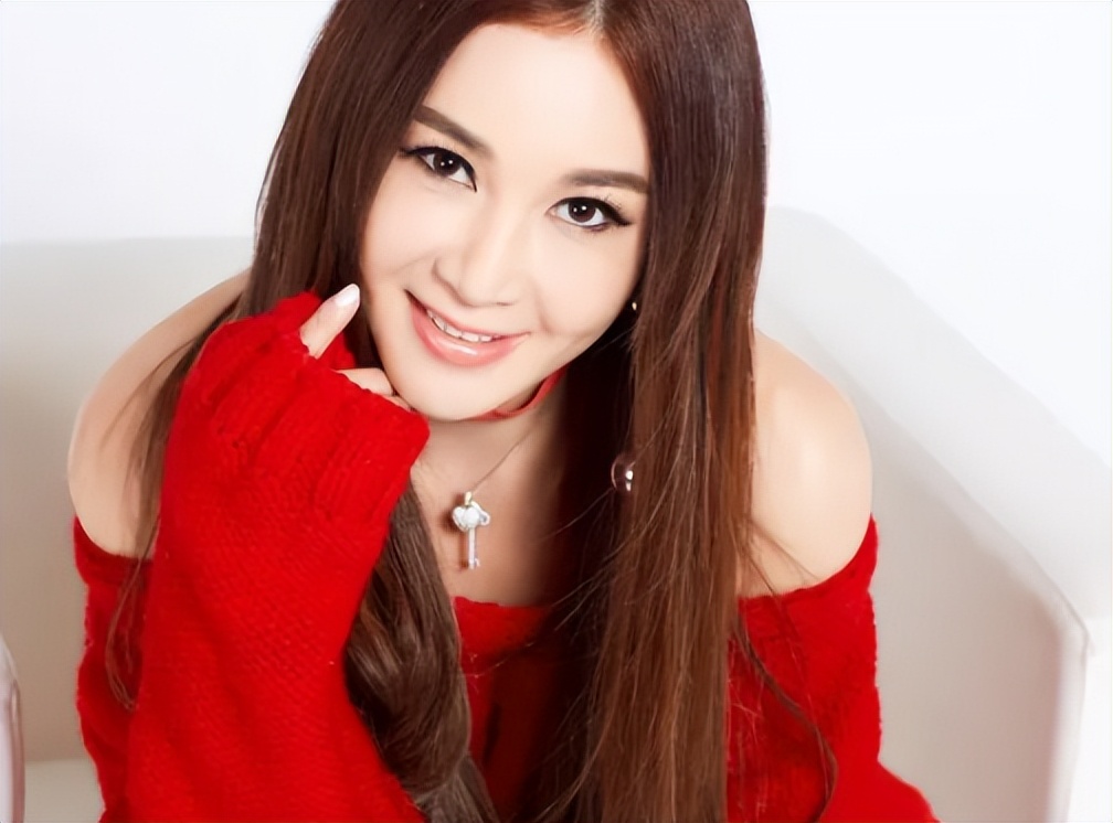 52岁温碧霞晒照展冻龄美貌,55岁温碧霞晒照与家人