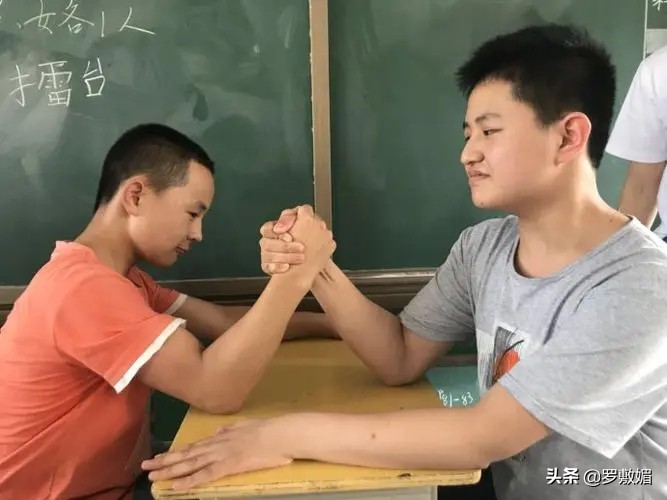 高中生掰手腕骨折责任怎么分,高中生掰手腕骨折谁负责