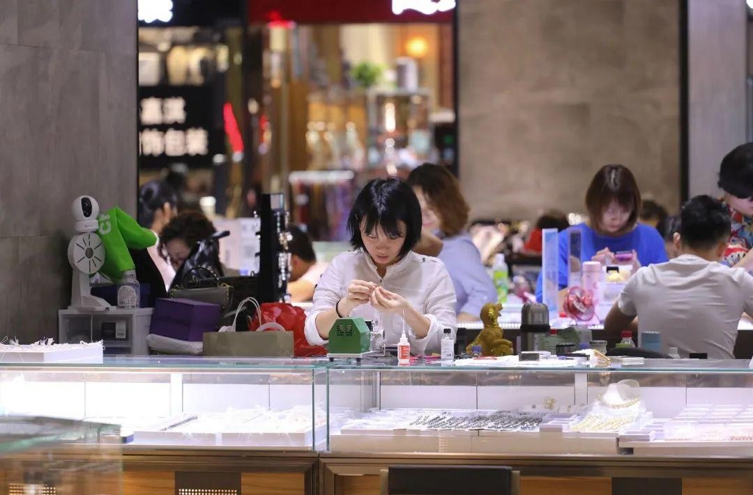 1次买1颗，1个月攒1克，囤黄金为何成为年轻人的新潮流？