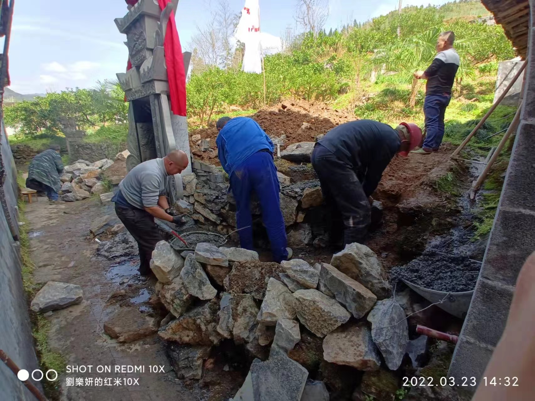 中国台湾女明星3个月攒2万，回湖北恩施修祖坟，自己却住出租房里