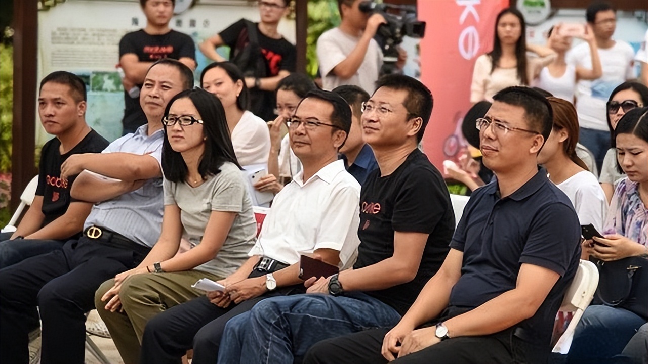 摩拜单车创始人胡玮炜卖了多少钱,ofo共享单车的创始人戴威