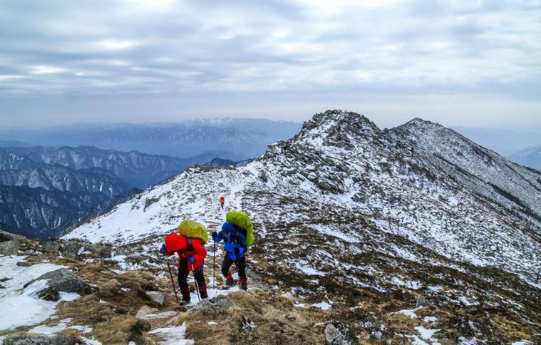 在野外如果掉入深坑中该如何自救,野外自救要点