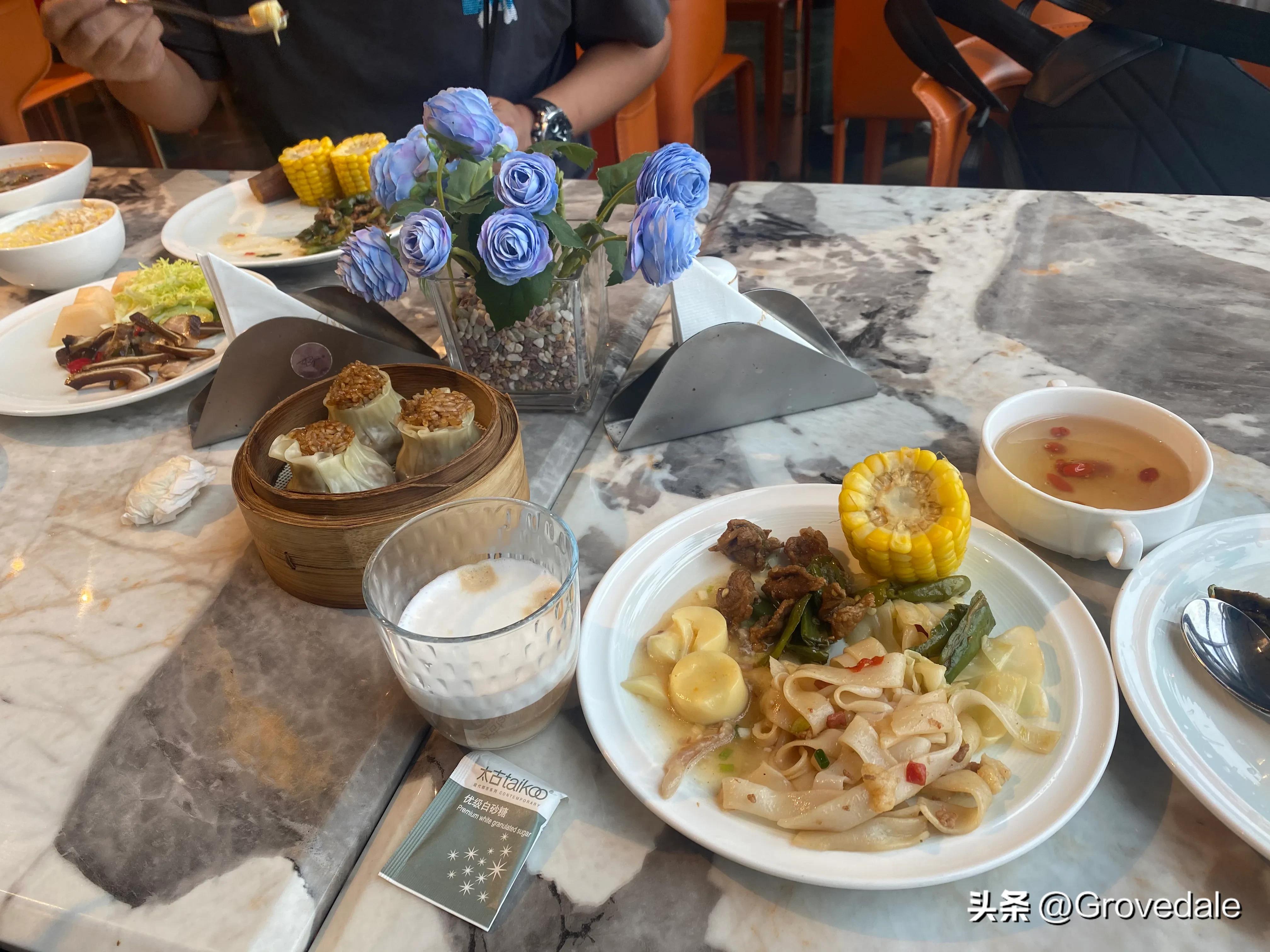 减肥的尽头就是少吃，看飞机上三位美女是怎么吃饭的吧！